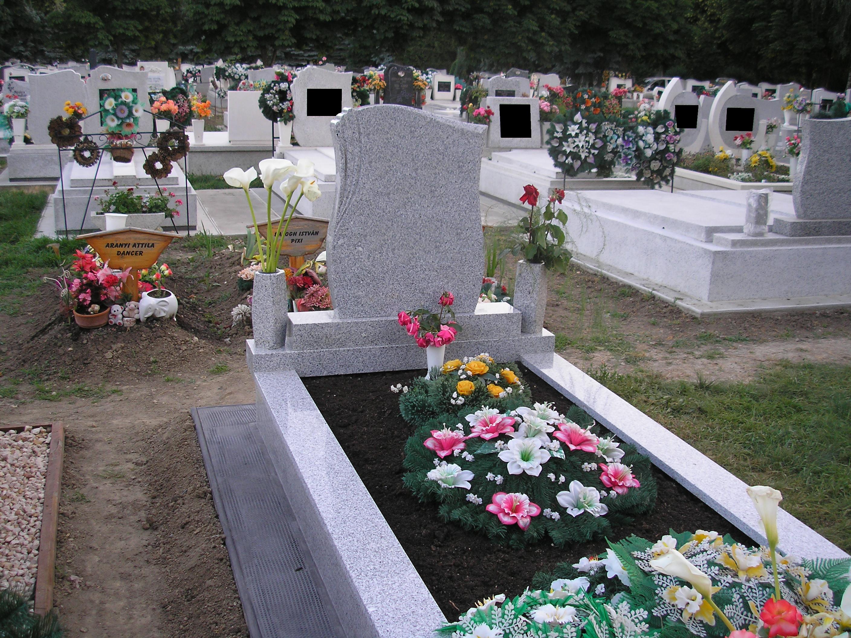 I-es gránit nyitott síremlék